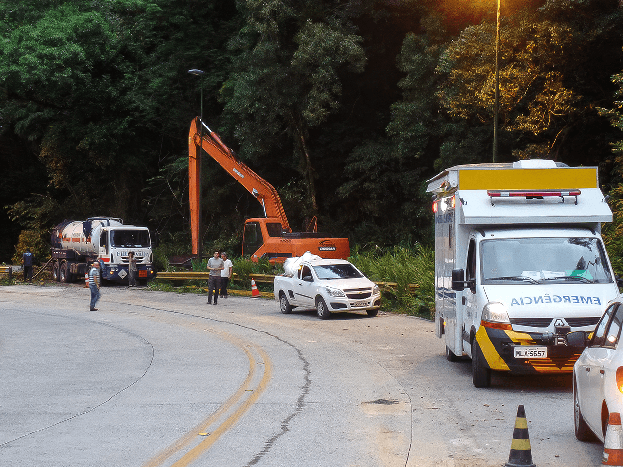Equipe de emergência limpando derramamento químico