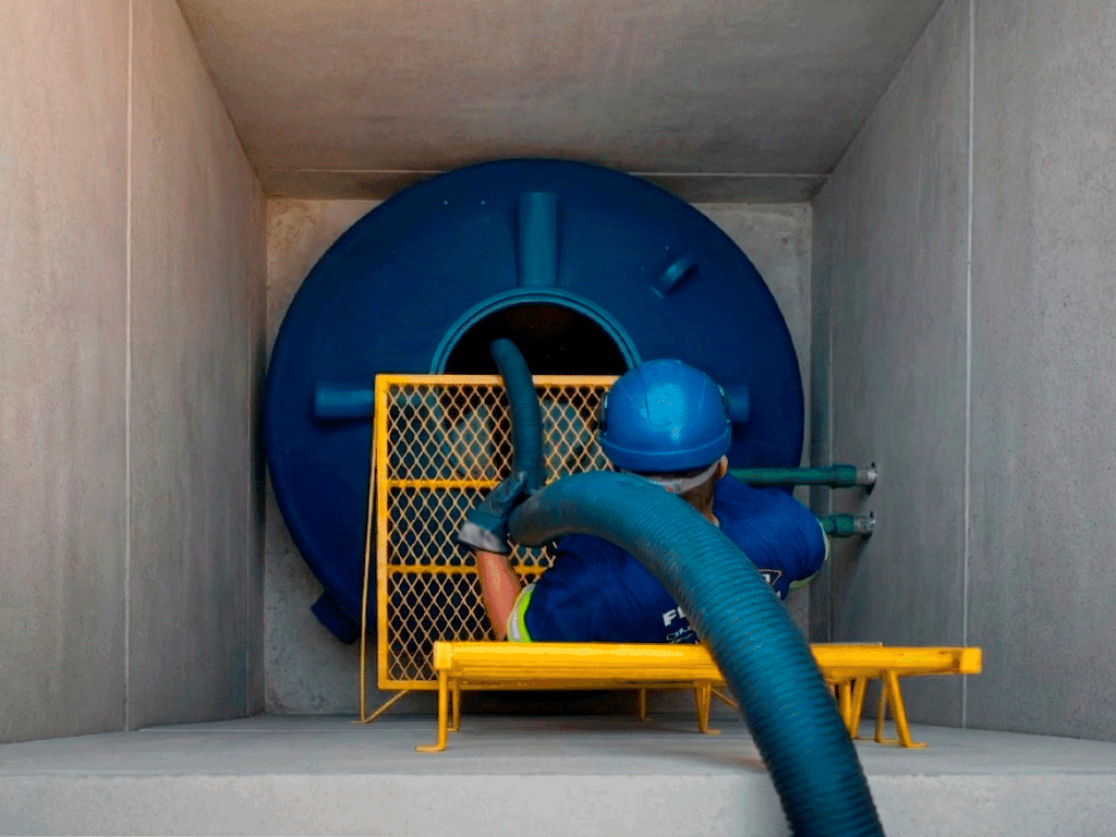 Limpeza de tanque industrial com auto vácuo