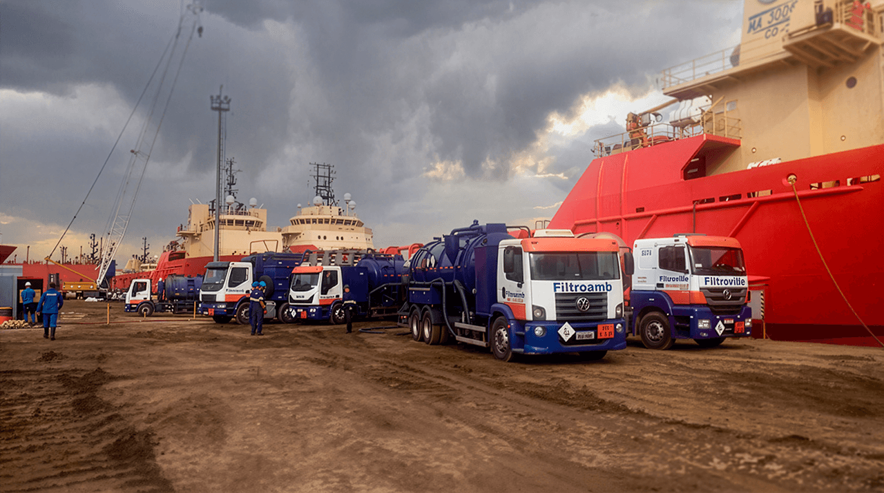 Avião em aeroporto com coleta de resíduos